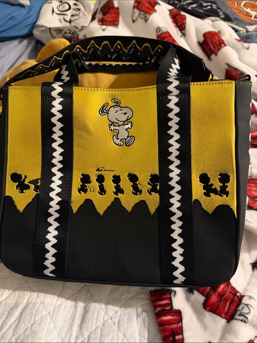 Loungefly Yellow & Black Charlie Brown Zigzag Crossbody Bag - Picture 4 of 5